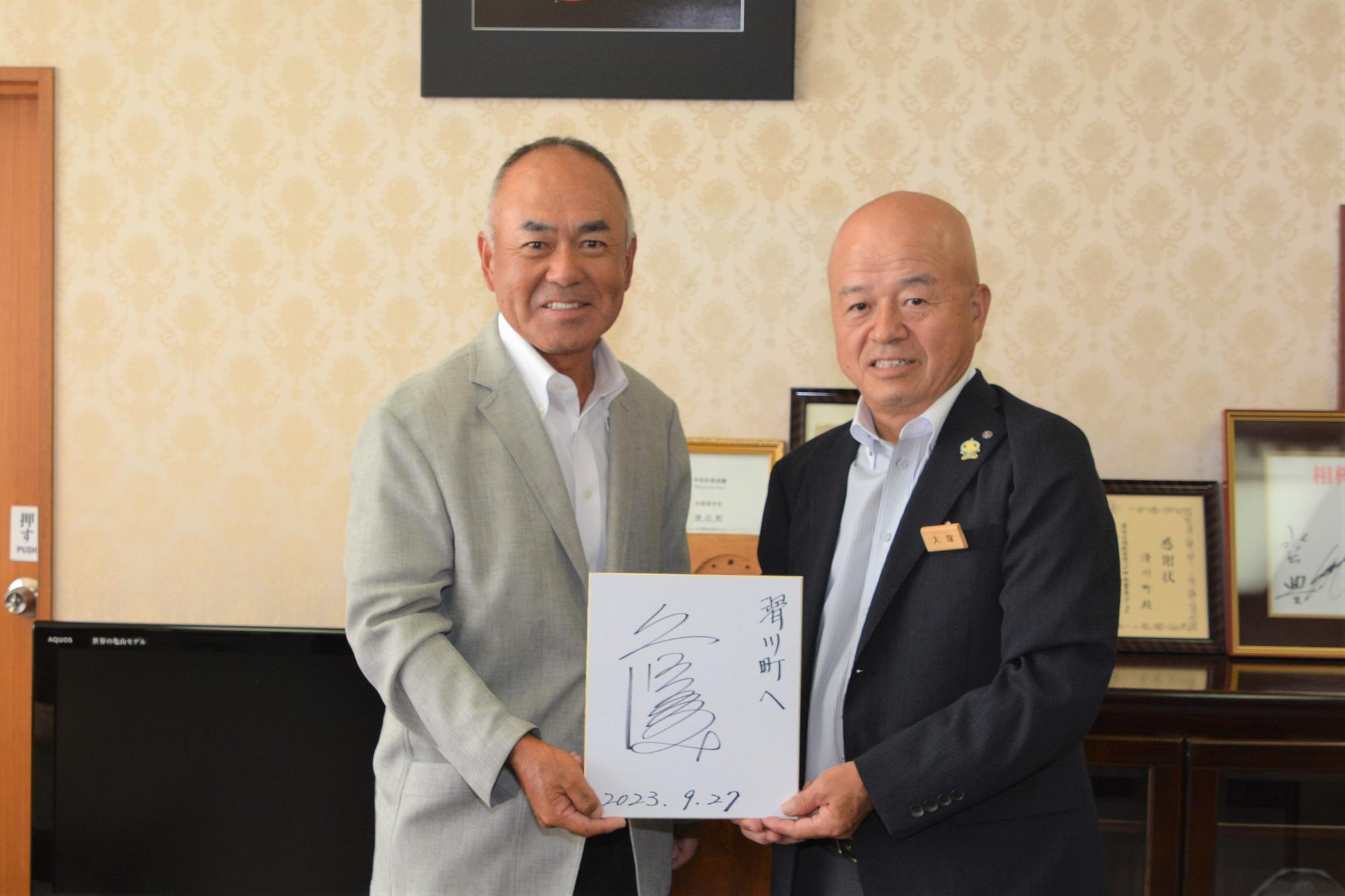 ゴルフ久保勝美プロ来庁