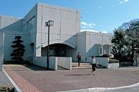 晴天の中の町立図書館の外観の写真