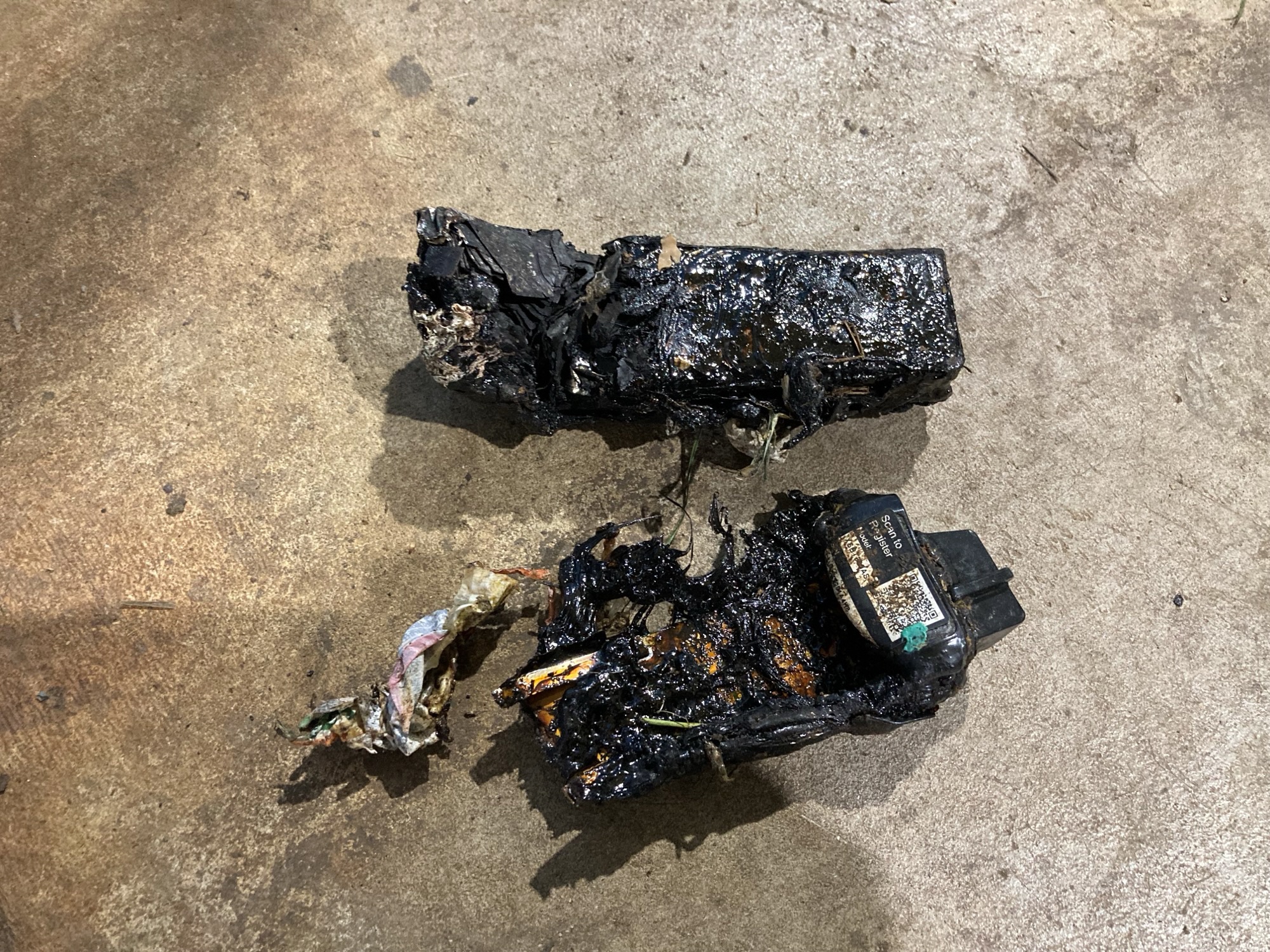 発火原因と思われるリチウムイオン電池