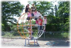 子どもたちが遊具で遊ぶ滑川幼稚園の写真