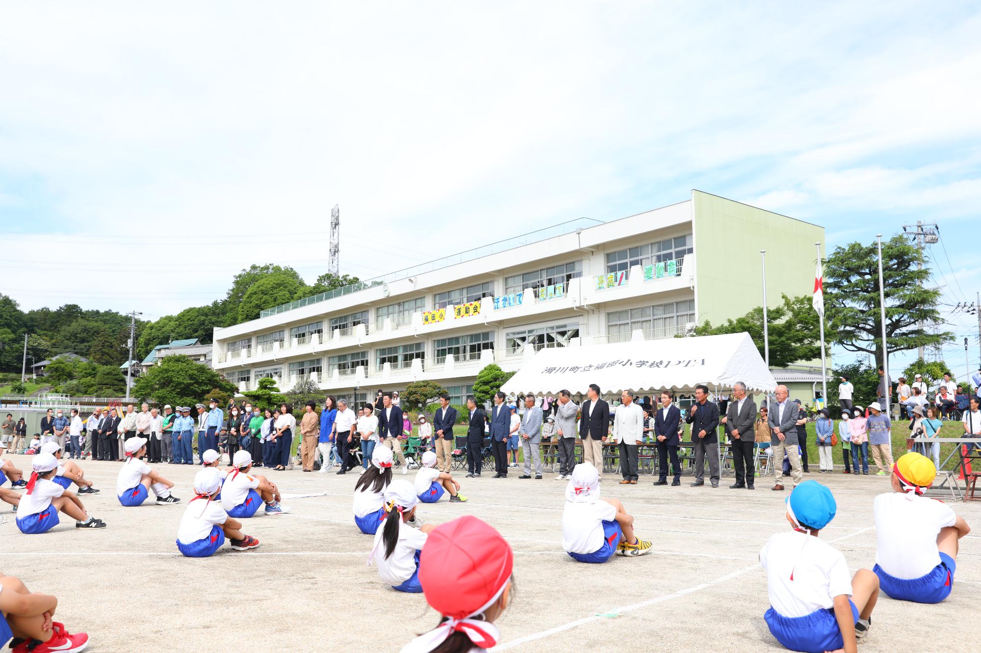 挨拶を聞く小学生