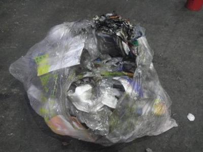 実際に資源プラスチックに混入していたリチウムイオン電池1