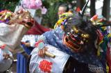 滑川町にある月輪神社で黒色の獅子舞を被り舞い踊る男性の写真